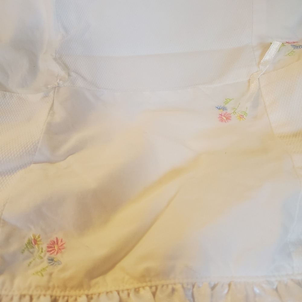 Vtg Carters Baby Quilt White Embroidered Sweet Daisies Ruffle Trim Satin Blanket